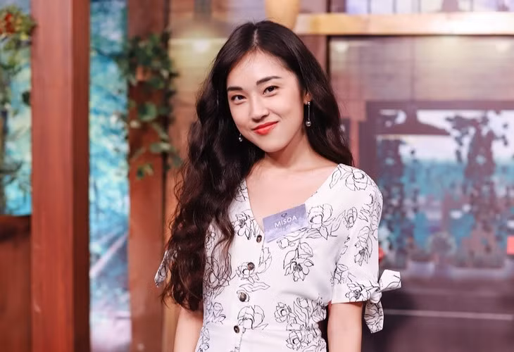 Cụ thể, Misoa Kim Anh có chia sẻ: "Em đã gửi tin nhắn đến các page vẫn đang lên bài vì chuyện đáng tiếc tối qua. Đó là một câu chuyện buồn và rất đau lòng đối với gia đình em và gia đình phía bên kia. Phía công an cũng đã bước đầu tiếp nhận hồ sơ và sẽ xử phạt nghiêm theo pháp luật. Còn hình ảnh và clip Misoa năn nỉ mọi người đừng chia sẻ thêm nữa, nếu được mọi người có thể xóa bớt giúp gia đình mình với".