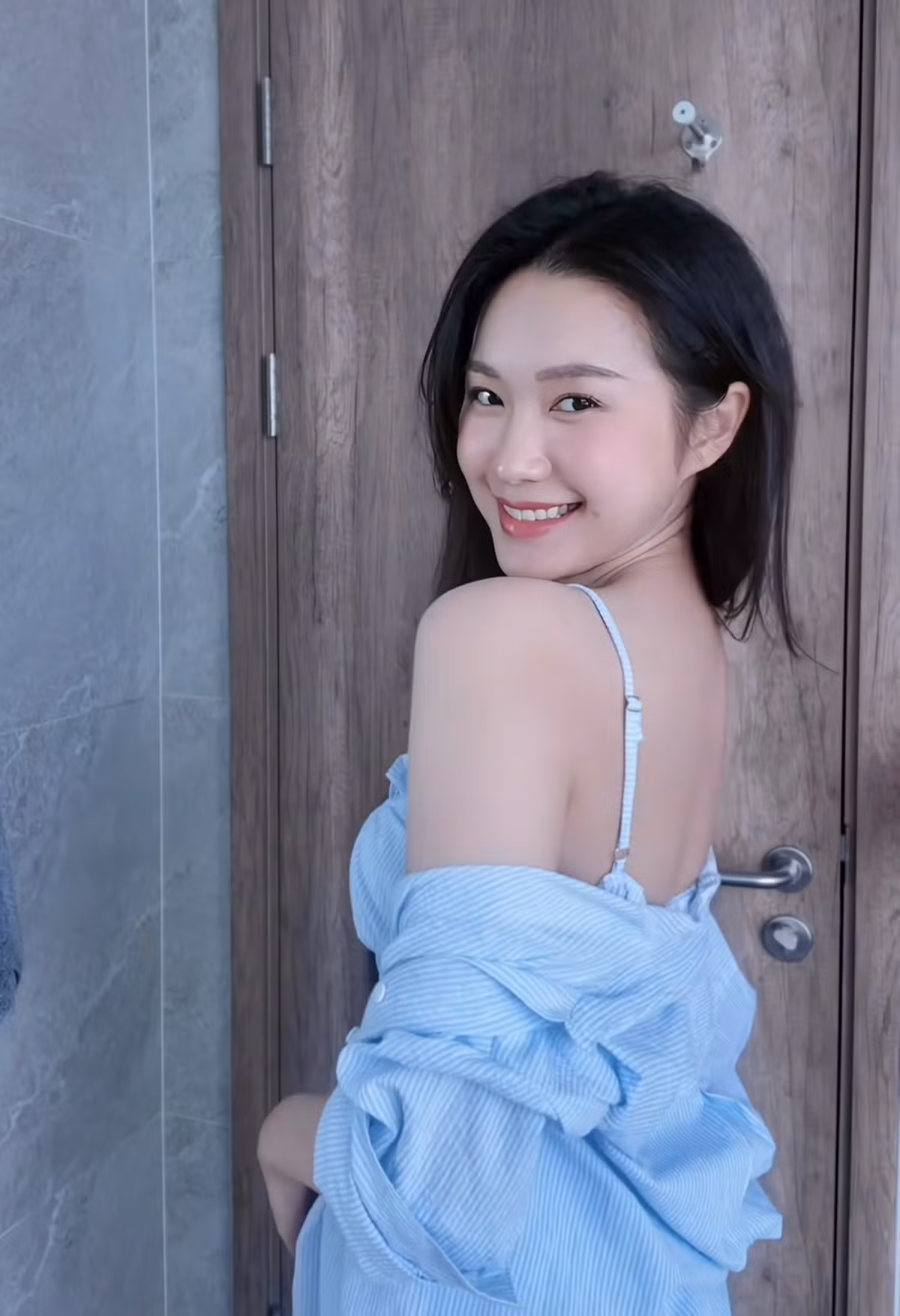Dù tăng tới 7kg sau khi sinh bé Minh Đăng (bé Lúa) nhưng Doãn Hải My vẫn tự tin khoe lưng trần trắng mịn màng khiến dân mạng không thể rời mắt.