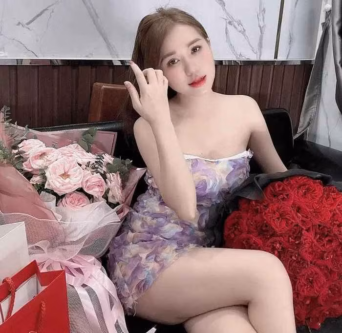 Xây dựng kênh Tiktok từ con số 0, đến nay Lâm Anh đã trở thành một Tiktoker trẻ đạt được nhiều thành tích. Trong mảng sáng tạo nội dung, những video của cô đều đạt được lượng tương tác cao, có những video lên tới hàng triệu lượt. Cô nàng bật mí, có thời điểm cô đã nhận được hợp đồng với mức hàng chục USD mỗi tháng.