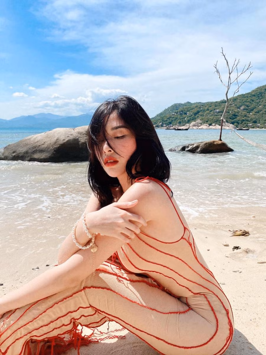Cách đây chưa lâu, Thái Ngọc San một lần nữa được nhắc tên khi lăng xê chiếc váy màu nude độc đáo. Cô chọn thiết kế váy ôm, dáng dài khoe đường cong hình thể mỹ miều.