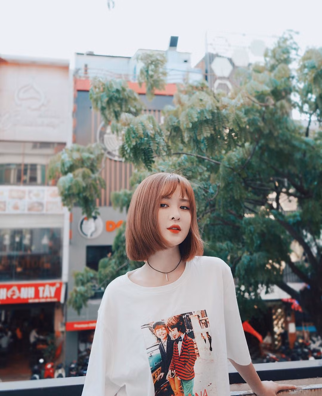 Ribi Sachi tên thật là Nguyễn Thị Thủy, tốt nghiệp ngành Quản lý giáo dục của ĐH Khoa học Xã hội Nhân văn (TP. HCM). Cô nàng từng tham gia đóng nhiều MV của các ca sĩ nổi tiếng.