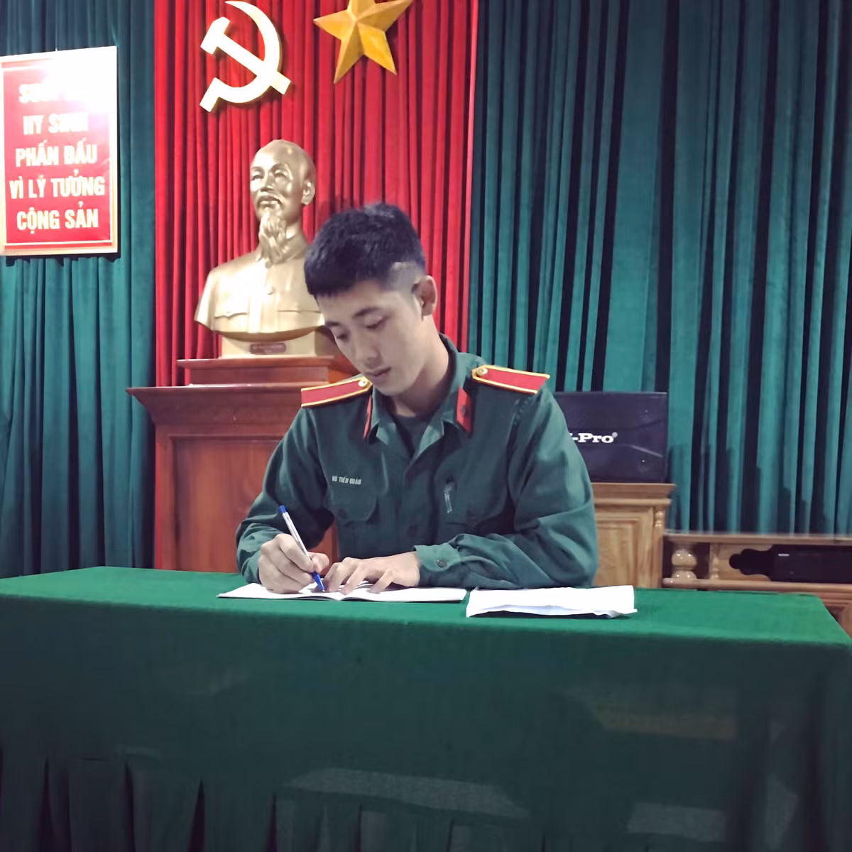 Hiện tại, Tiến Quân gây xao xuyến này đã có bạn gái khiến không ít chị em tiếc nuối.