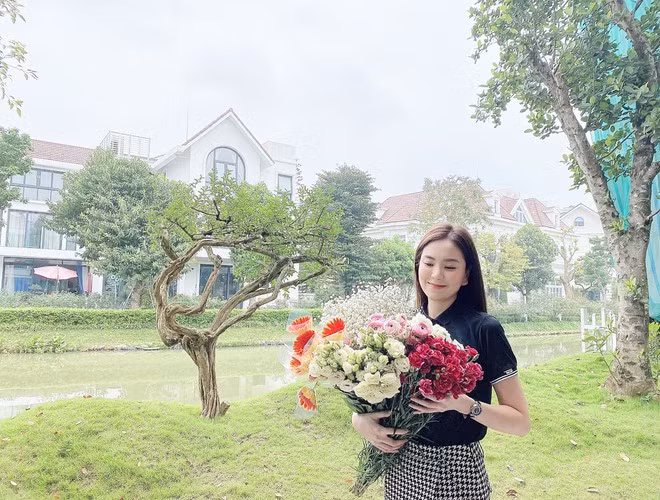Trước đó, cũng khoe ảnh đi du lịch với mẹ chồng, nữ MC bày tỏ: "Mẹ Nga - người mẹ thứ hai của Ngọc. Quá may mắn khi được làm con của hai người phụ nữ tuyệt vời".