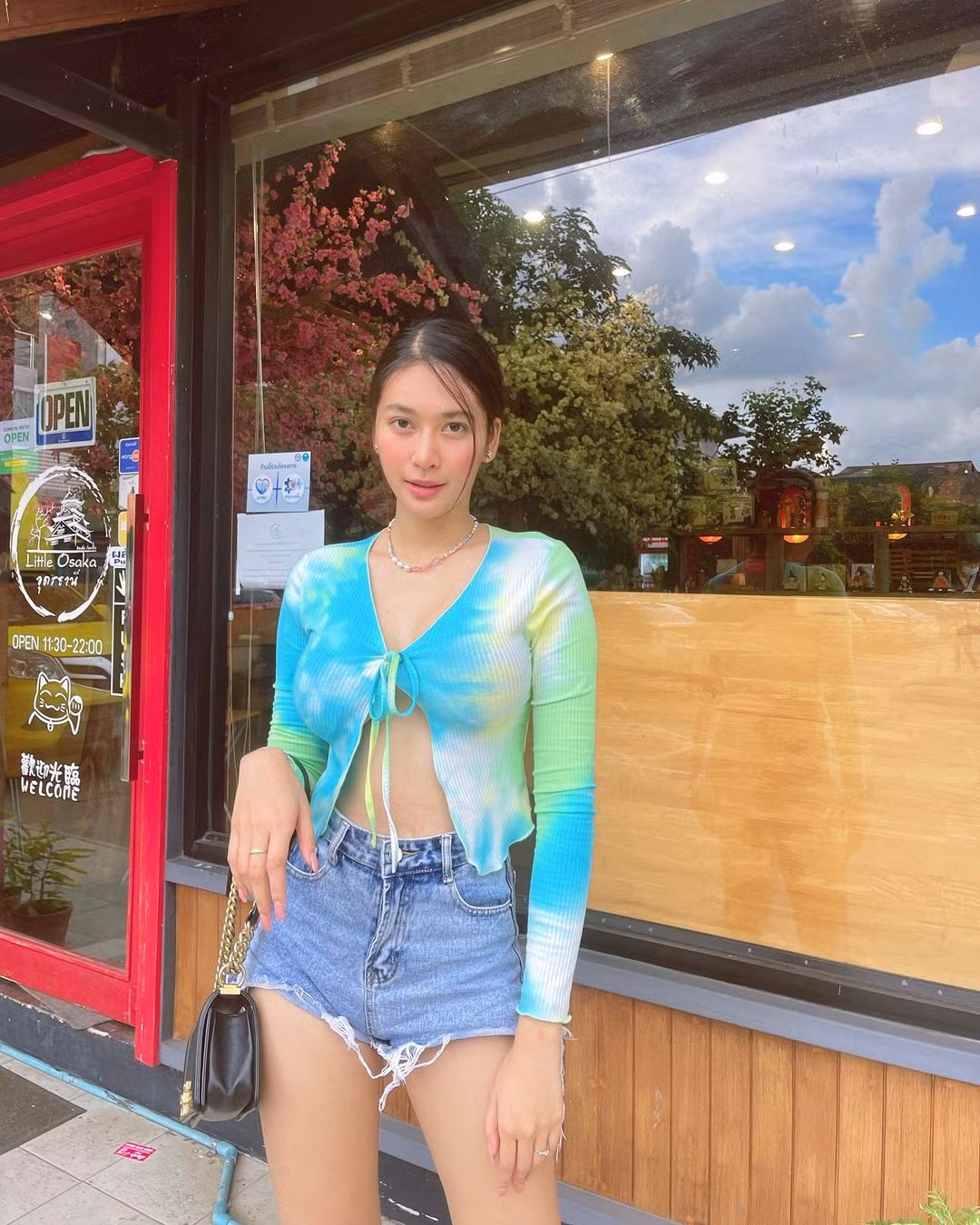 Các đường nét thanh mảnh và gợi cảm một cách duyên dáng của hot girl người Thái Lan có thể so sánh với siêu mẫu.
