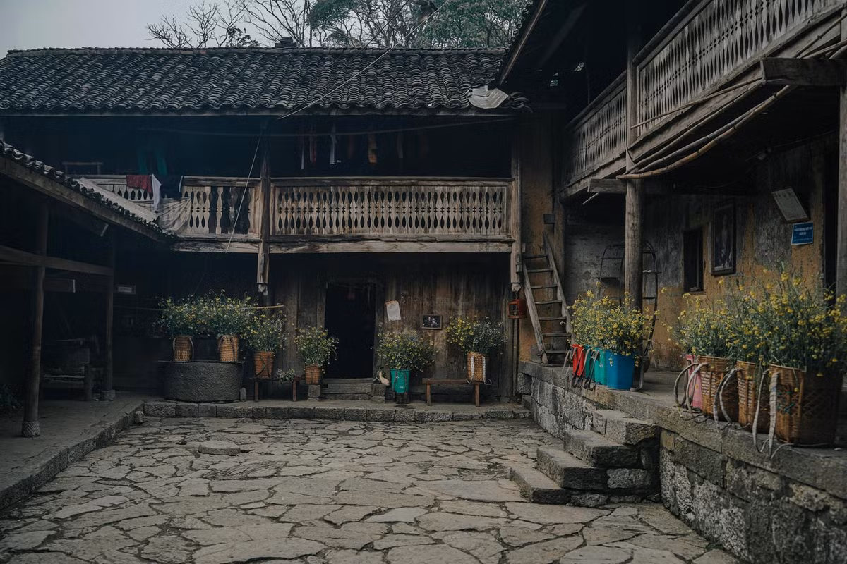 Để thu hút khách du lịch, bên cạnh kiến trúc độc đáo, ngôi làng đã xây thêm nhiều homestay, cafe tạo thành một tổ hợp phục vụ du khách.