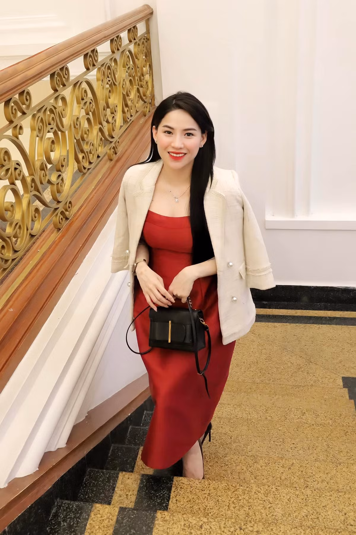 Trước đó, sau loạt ồn ào trên mạng, “chiến thần” Hà Linh bất ngờ im lặng cả một tuần. Ngay cả trên YouTube, nền tảng hoạt động chính, cô nàng cũng chỉ đăng tải video chia sẻ cảm nhận khi ăn tại quán của nam MC, diễn viên nổi tiếng.