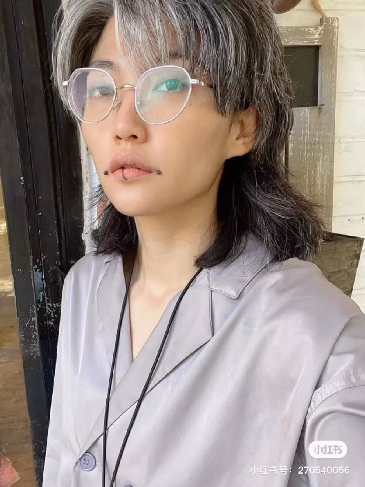 Mới đây, mạng xã hội rần rần chia sẻ hình ảnh một cô gái nhuộm tóc higtlight trắng hot trend. Tuy nhiên, thành quả nhận về lại khiến cô nàng “khóc thét” vì nhìn giống như bị già đi cả chục tuổi.