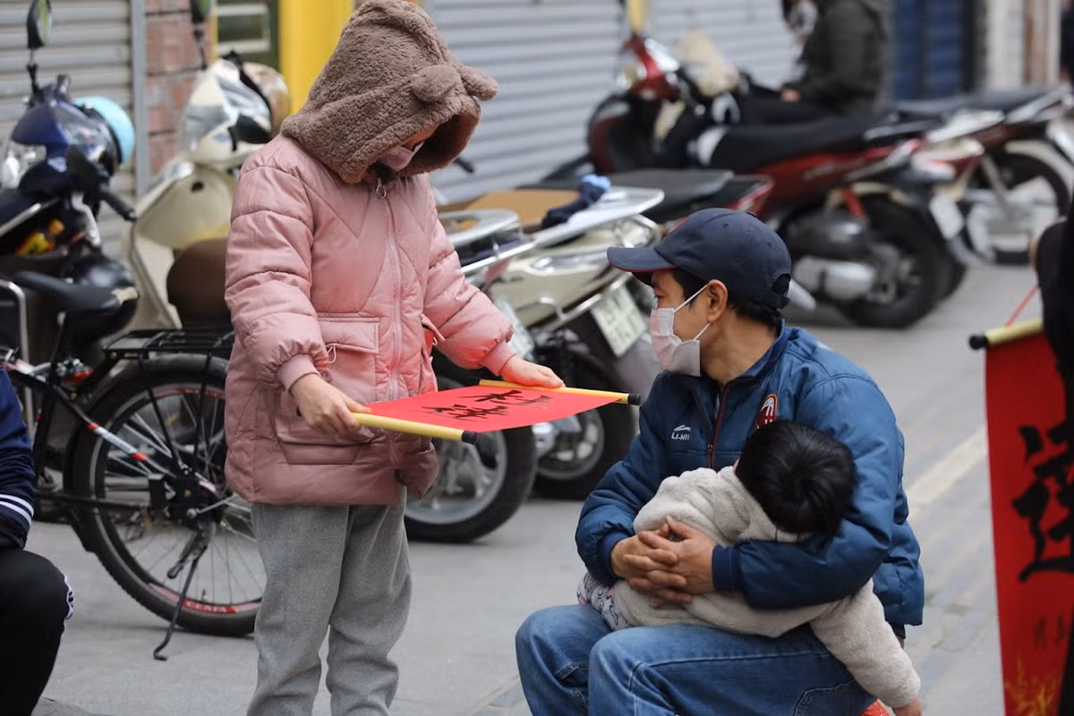 Việc xin chữ đầu năm đã trở thành truyền thống rất lâu đời và trở thành món ăn tinh thần không thể thiếu của người dân Thủ đô.