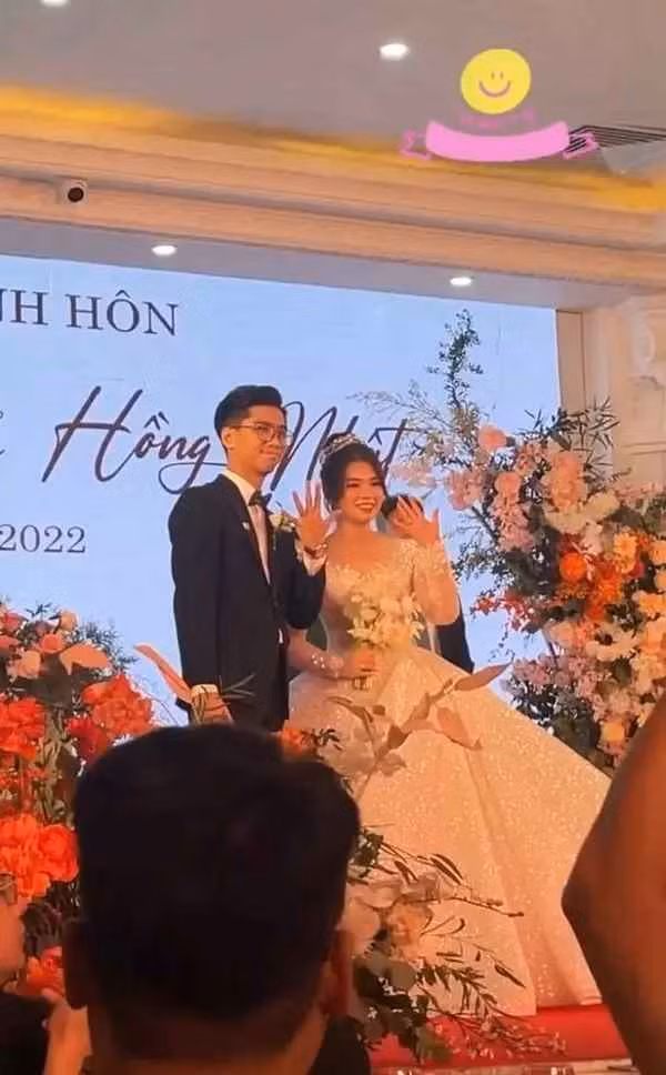 “Mình sẽ không lấy vợ cho đến khi lo được hết tất cả mọi thứ liên quan đến việc lấy vợ", anh khẳng định.
