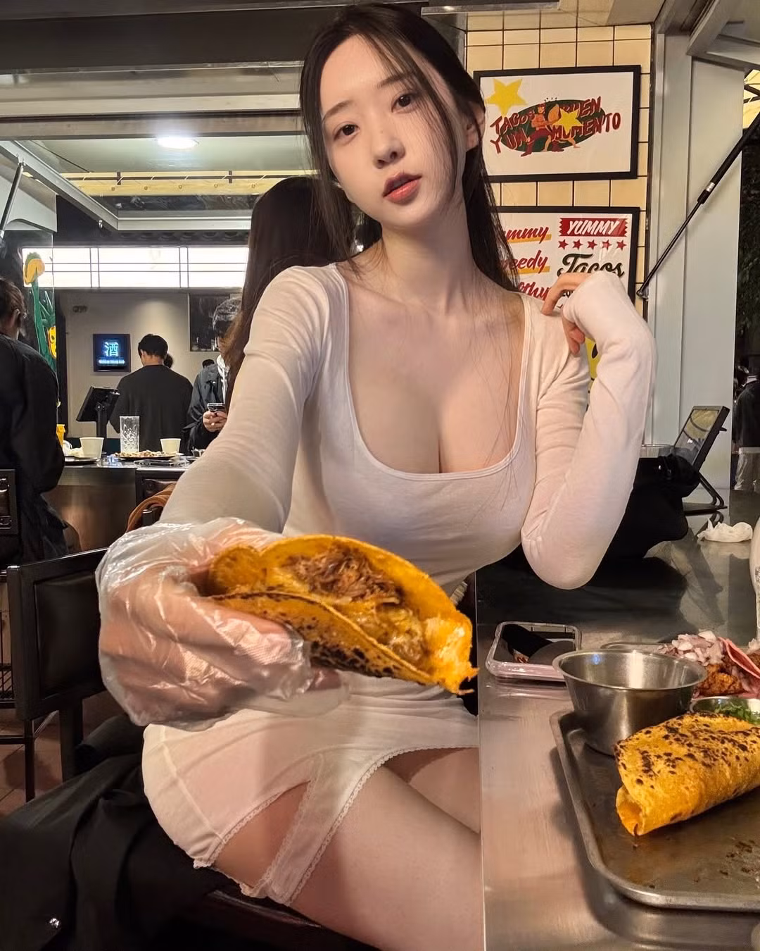 Dù có vẻ ngoài mong manh, Shin Jae Eun sở hữu thân hình săn chắc cùng thần thái cuốn hút, tạo nên sự kết hợp hoàn hảo giữa sự ngây thơ và quyến rũ.