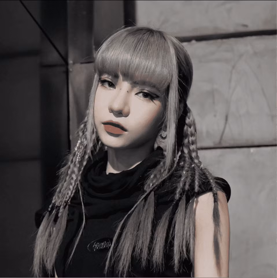 Em chỉ muốn nói là khi idol của mình tốt đẹp, phát triển theo hướng tốt thì mình cũng muốn đi theo hướng hoàn thiện bản thân hơn chứ em cũng không hướng về ai, bắt chước bất kỳ ai. Chẳng qua là cái đó phù hợp với em, nó làm em đẹp hơn thì em làm theo chứ em không cố ý muốn giống ai hết”. Nữ TikToker nói thêm.