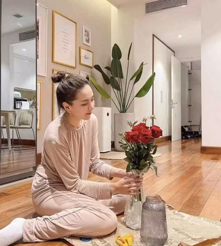 Từ ngày trở về cuộc sống độc thân, Mai Ngọc nhanh chóng lấy lại niềm vui thường nhật. Mua nhà mới và dọn ra riêng, cô thường xuyên cập nhật hoạt động như làm việc, tập luyện thể thao,... chia sẻ những điều tích cực.