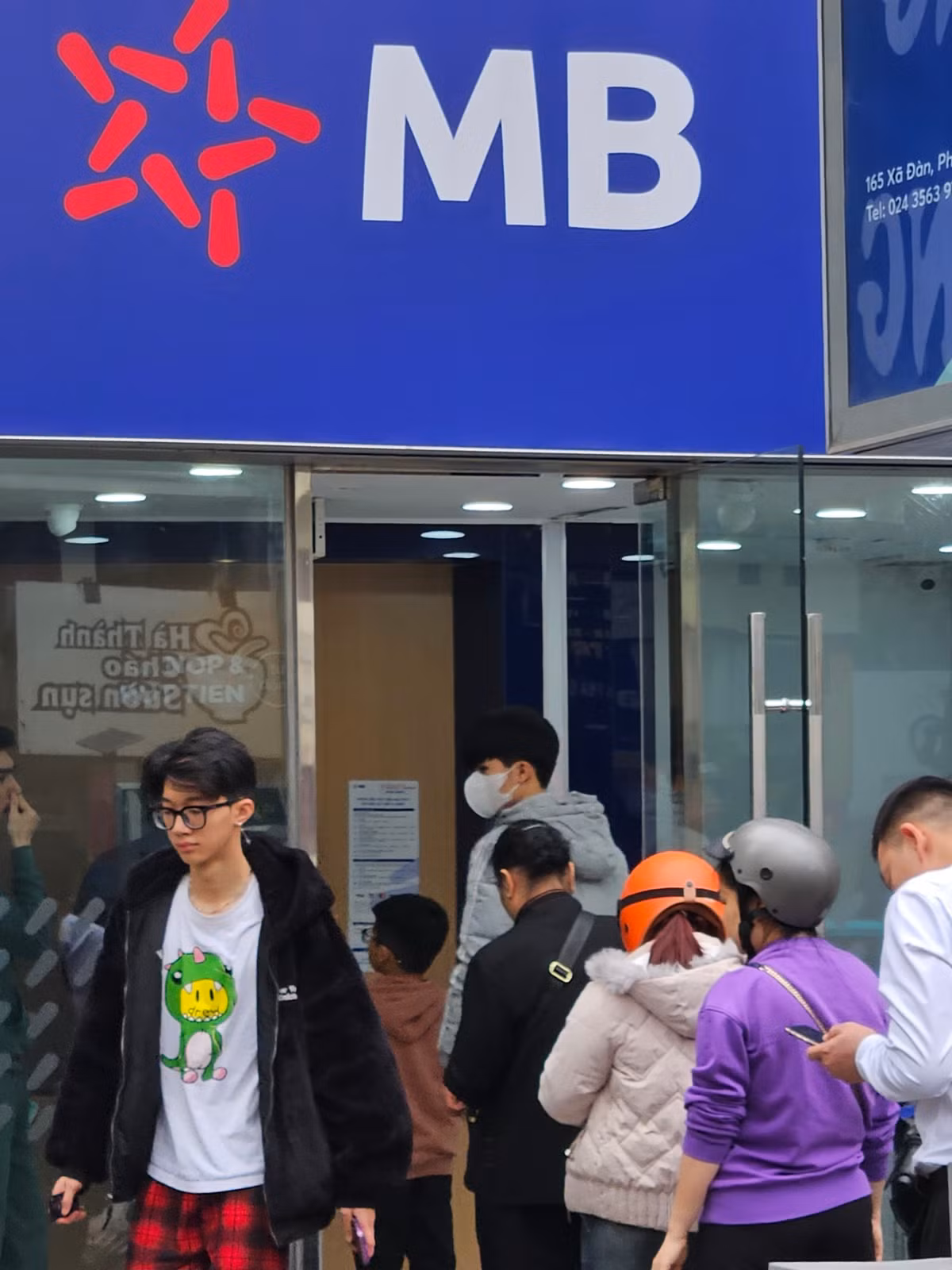 Tuy nhiên, lác đác ở một số cây rút tiền vẫn có cảnh người dân rút tiền mặt để chi tiêu Tết nhưng không còn quá nhiều cảnh phải xếp hàng dài để chờ đến lượt.