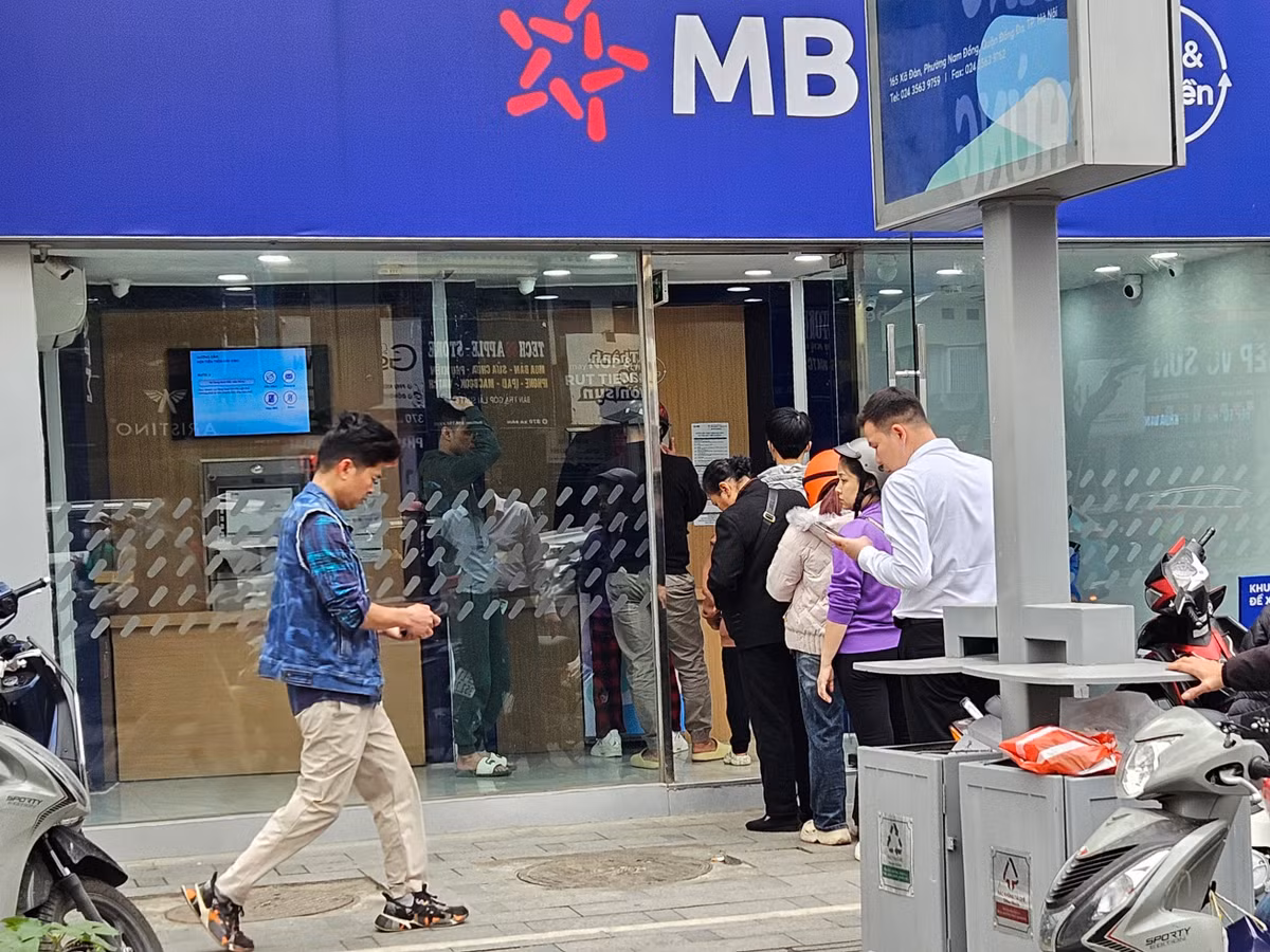 Tết Nguyên đán Ất Tỵ năm nay, đa phần các cây ATM của loạt ngân hàng lớn không còn tình trạng xếp hàng đợi tới lượt rút như nhiều năm trước đây.