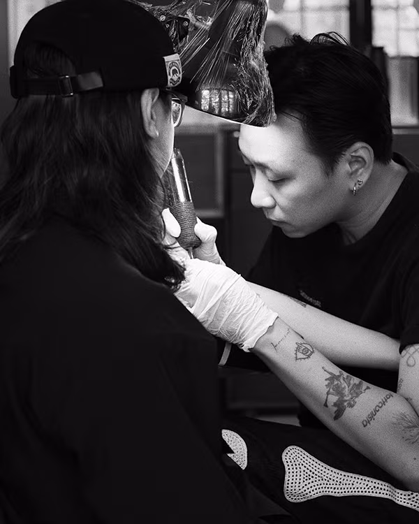  Xăm hình vốn là chuyện quen thuộc trong giới trẻ. Nhiều bạn thích chọn câu quote hay ký hiệu độc lạ, mang ý nghĩa riêng để khắc dấu lên người.