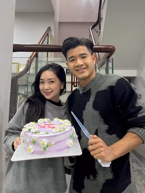 Trái ngược với chồng, Mai Hà Trang khá khép kín và hạn chế chia sẻ những khoảnh khắc hằng ngày lên mạng.