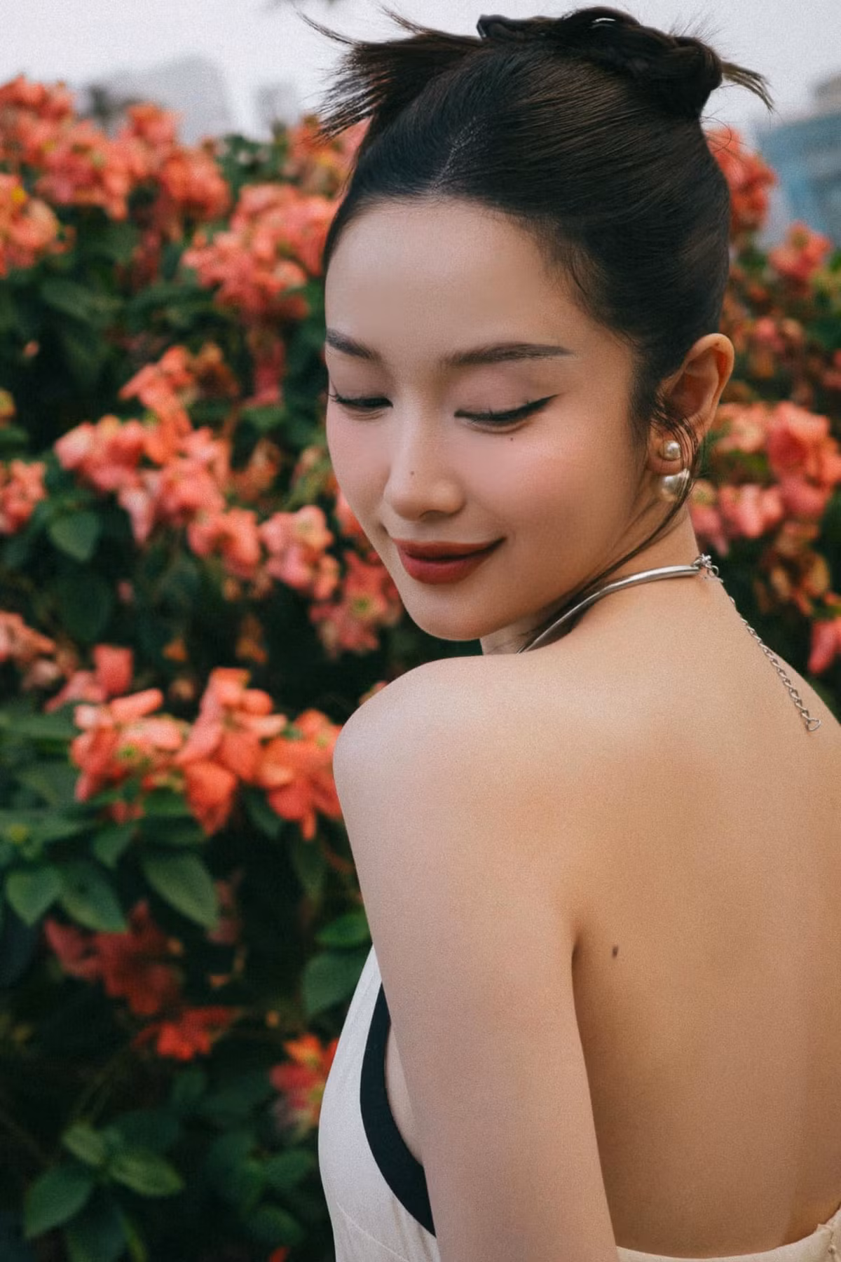 Tuy nhiên, cũng vì thế mà bùng nổ nhiều ý kiến trái chiều, đặc biệt là khi poster phim được tung ra, nữ diễn viên Jun Vũ khiến không ít khán giả bất ngờ vì trang phục "thiếu vải".