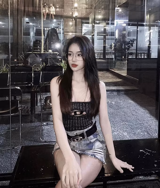 Bạn gái Văn Trường sở hữu nhan sắc xinh đẹp cùng body nóng bỏng.