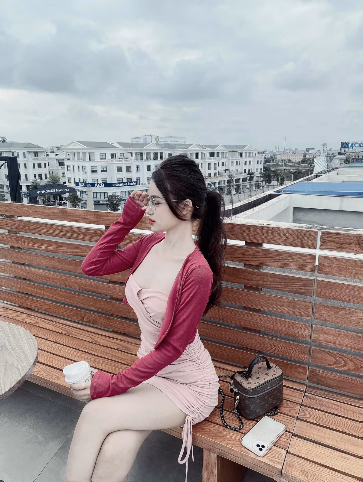 Minh Trang không ngại khoe gu thời trang quyến rũ, sang chảnh của mình.