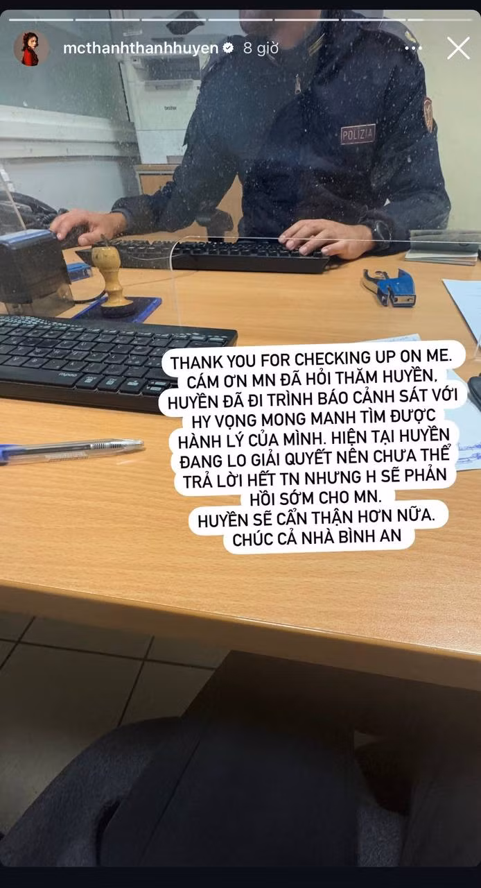 Nữ MC "chân dài nhất Việt Nam" cho biết, mặc dù cô đã đề cao cảnh giác bảo quản đồ đạc khi đi tàu công cộng, đông người nhưng vì tình huống xảy ra quá nhanh khiến cô không kịp phản ứng.