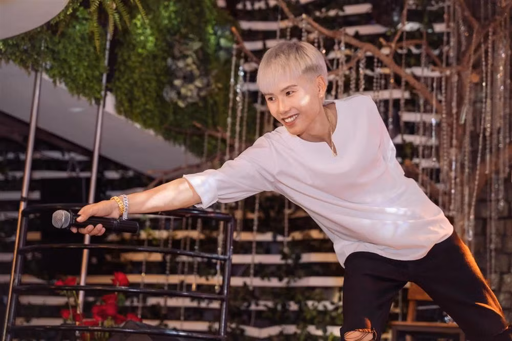 Trước khi theo nghiệp TikTok vào năm 2020, anh là chủ một tiệm làm tóc.