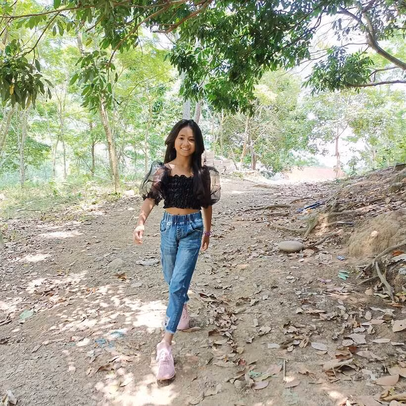 Nói về con gái của mình, mẹ Khánh Huyền chia sẻ: "Bé là 1 người siêng năng, yêu thích thể thao và hoà đồng với bạn bè. Mơ ước của con là lớn lên trở thành một giáo viên nhưng ngoài ra con cũng có đam mê catwalk và cả thể thao nữa...