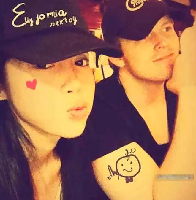 Mặc dù hot girl Elly Trần giấu danh tính nửa kia suốt thời gian dài, song trên mạng vẫn xuất hiện những hình ảnh và thông tin về người đàn ông này.