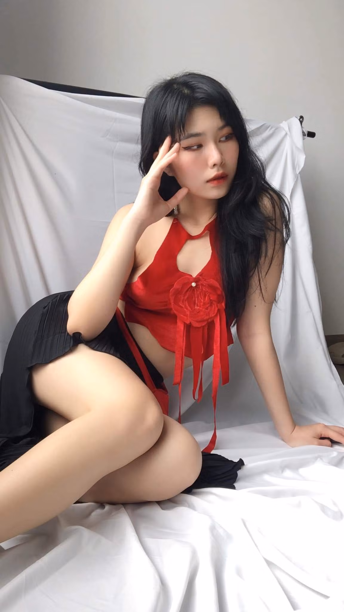 Ngoài công việc thiết kế thời trang, Diệu Linh còn là một Tiktoker khá nổi tiếng với 180 nghìn người theo dõi. Các video do 9X đăng tải thu hút lương tương tác lớn, không ít các sản phẩm triệu view.