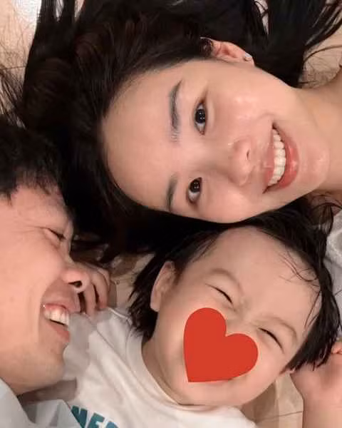 Dù ở xa và ít về thăm quê chồng, nhưng Viên Minh vẫn giữ mối kết nối gần gũi với bố mẹ Công Phượng bằng việc thường xuyên gọi điện hỏi thăm sức khoẻ bố mẹ.