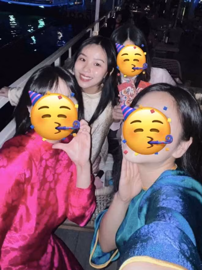 Nàng tiểu thư Sài thành không hề mang dáng vẻ kiêu sa mà hoàn toàn "xả vai", làm nàng dâu ngoan hiền với những bộ cánh nhẹ nhàng, đơn giản, không trang điểm cầu kì mà hoà mình vào không khí gia đình ở quê đơn thuần.