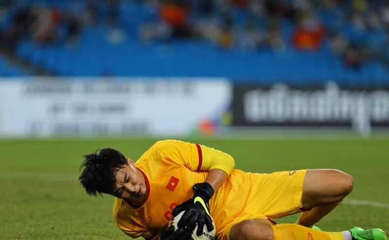 Đặng Tuấn Hưng (áo vàng) là một trong những cầu thủ của tuyển U23 Việt Nam trong giải đấu lần này. Anh có chiều cao 1,82 m.