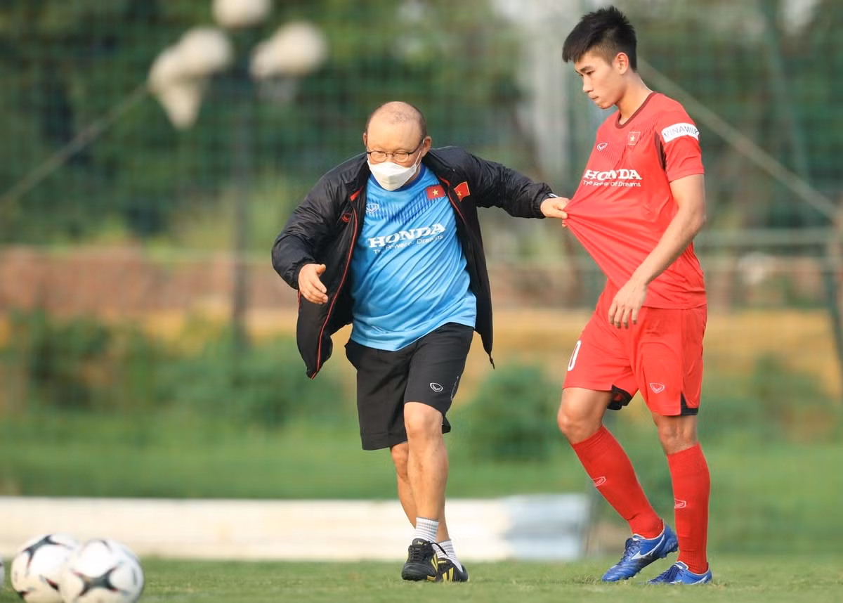 Trở thành người hùng khi ghi bàn giúp tuyển bóng đá Việt Nam giành chiến thắng tại SEA Games 31, Nhâm Mạnh Dũng (sinh năm 2000) nhanh chóng trở thành gương mặt được chú ý. Anh có chiều cao 1,81 m.