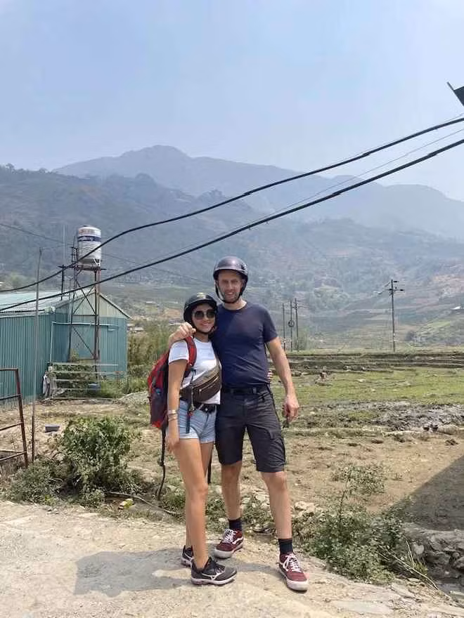 Trong những khoảnh khắc mà Lò Thị Mai chia sẻ, Wim hoà nhập rất nhanh với các hoạt động ở quê nhà bạn gái. Anh chàng vui vẻ ăn uống cùng gia đình người dân tộc H'Mông, chụp ảnh riêng với mẹ vợ tương lai.