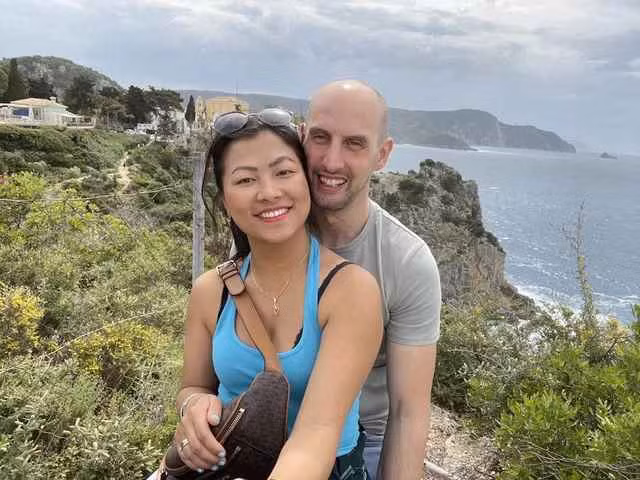 Hậu ly hôn, Lò Thị Mai trải qua một vài mối tình rồi mới hẹn hò với Wim Francois. Anh hơn cô 9 tuổi và chưa từng kết hôn.