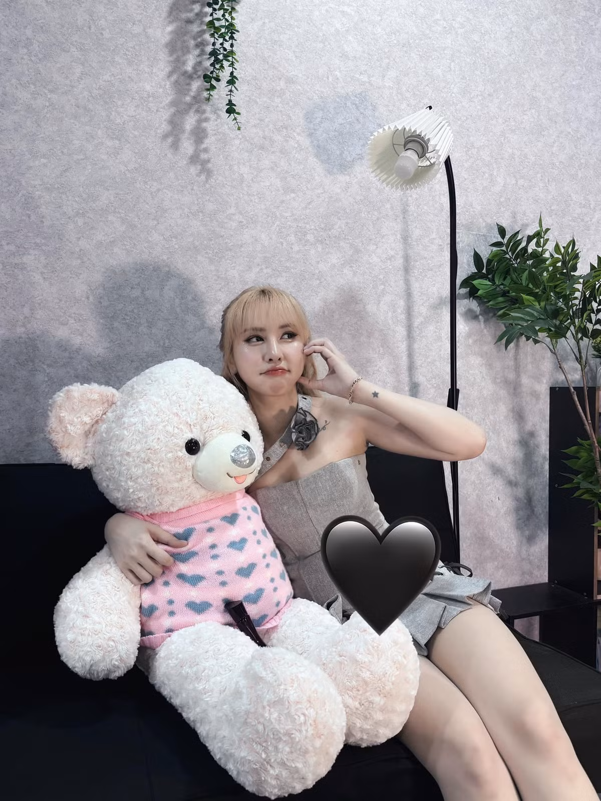 Ở góc quay này cũng cho thấy, nữ streamer diện đầm cúp ngực, bó sát, tôn vòng 1.