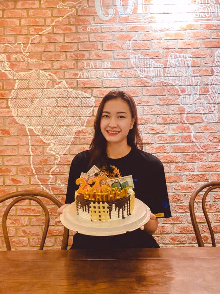 Kim Thanh sinh ra trong gia đình có 5 chị em. Cô sớm bộc lộ tài năng bóng chuyền và được lên tuyển trẻ từ khi mới 14 tuổi. Trước đó, em gái Kim Thanh là Mỹ Duyên cũng đã nói lời chia tay với bóng chuyền khi mới 20 tuổi