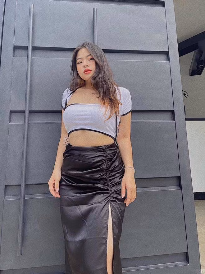 Giữa “rừng gái xinh” theo đuổi nét đẹp “mình hạc xương mai”, sự xuất hiện của một cô nàng mũm mĩm nhưng phong cách và thần thái quyến rũ không thể chê đã thu hút sự chú ý của nhiều người. Cô gái đó là Cố Hữu Vi, sinh năm 1998, quê Lâm Đồng.