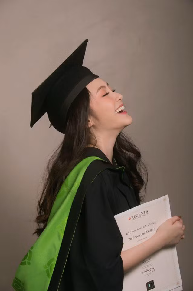 Không chỉ xinh đẹp, Chichi còn có trình độ học vấn cao. Cô nàng thành thạo 4 thứ tiếng: Lào, Việt, Anh, Thái...