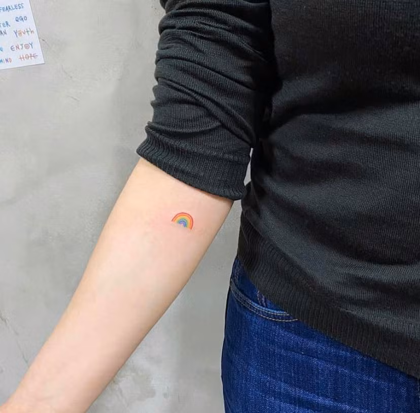 Một chiếc cầu vòng ở vị trí cánh tay.