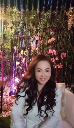 Không khó để nhận thấy bà Phương Hằng chưa trang điểm khi đang làm tóc nên nhan sắc có phần đơn giản, nhẹ nhàng và trẻ trung hơn.
