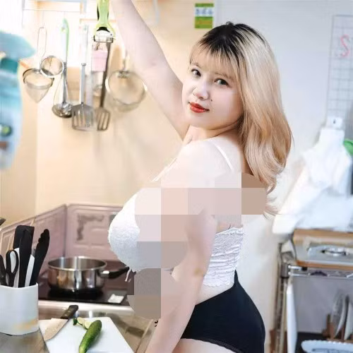 Dù không còn ở Việt Nam nhưng thời gian qua mỗi lần đăng ảnh, hiện tượng mạng 10X luôn nhận về sự chú ý lớn. Vẫn giữ phong cách ăn mặc hở bạo nên cô nàng không ít lần bị "góp ý", nên chọn trang phục tiết chế hơn.