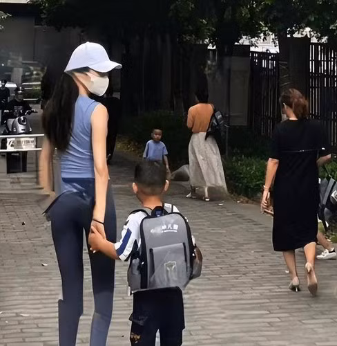 Chưa kể họ còn chỉ trích chị ăn mặc mấy cái đầm, cái áo hở vai là quá mát mẻ. Điều này sẽ ảnh hưởng trực tiếp đến trẻ con, làm mẹ thì cũng nên chú ý ăn mặc cho thanh lịch.