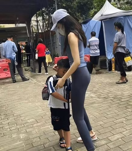 Theo nhận định của nhiều người, các bậc phụ huynh, đặc biệt là ở thành phố, họ không có thời gian trưng diện như chị, vừa làm công việc nhà hoặc buôn gánh bán bưng, tới giờ thì buông ra đi đón con. Như vậy đòi hỏi họ mặc đẹp thì làm sao được.