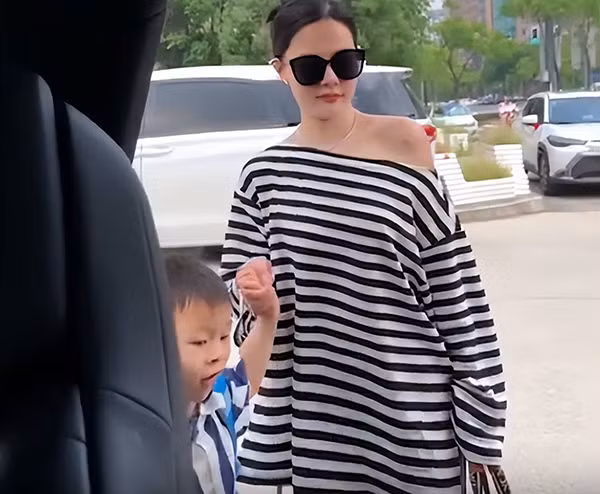 Mới đây, một bà mẹ đã gây bão mạng xã hội về những bộ đồ chị ta mặc khi đi đón con. Khác với các phụ huynh khác, chị này thường diện những bộ đồ lồng lộn, như sao thảm đỏ.