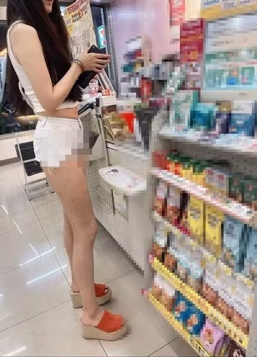 Ngoại hình nổi bật của người phụ nữ này nhanh chóng trở thành đề tài bàn tán cho các bậc phụ huynh lúc đó, họ vừa nói chuyện vừa đưa ánh mắt ngoái nhìn.