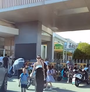 Những bộ đồ của nữ phụ huynh trên toát lên thần thái sang chảnh, quý phái. Nếu gặp chị ở sự kiện, không khéo có nhiều người nhầm là sao xịn đến tham dự.