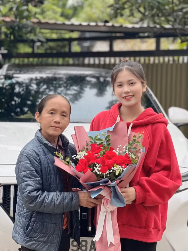 Bởi lẽ trước đó bà Tân từng nói rằng chỉ có hai con trai nên việc giới thiệu con gái út nhận về nhiều ý kiến trái chiều, trong đó có bình luận cho rằng bà nói dối, cố tình gây chiêu trò để được chú ý.