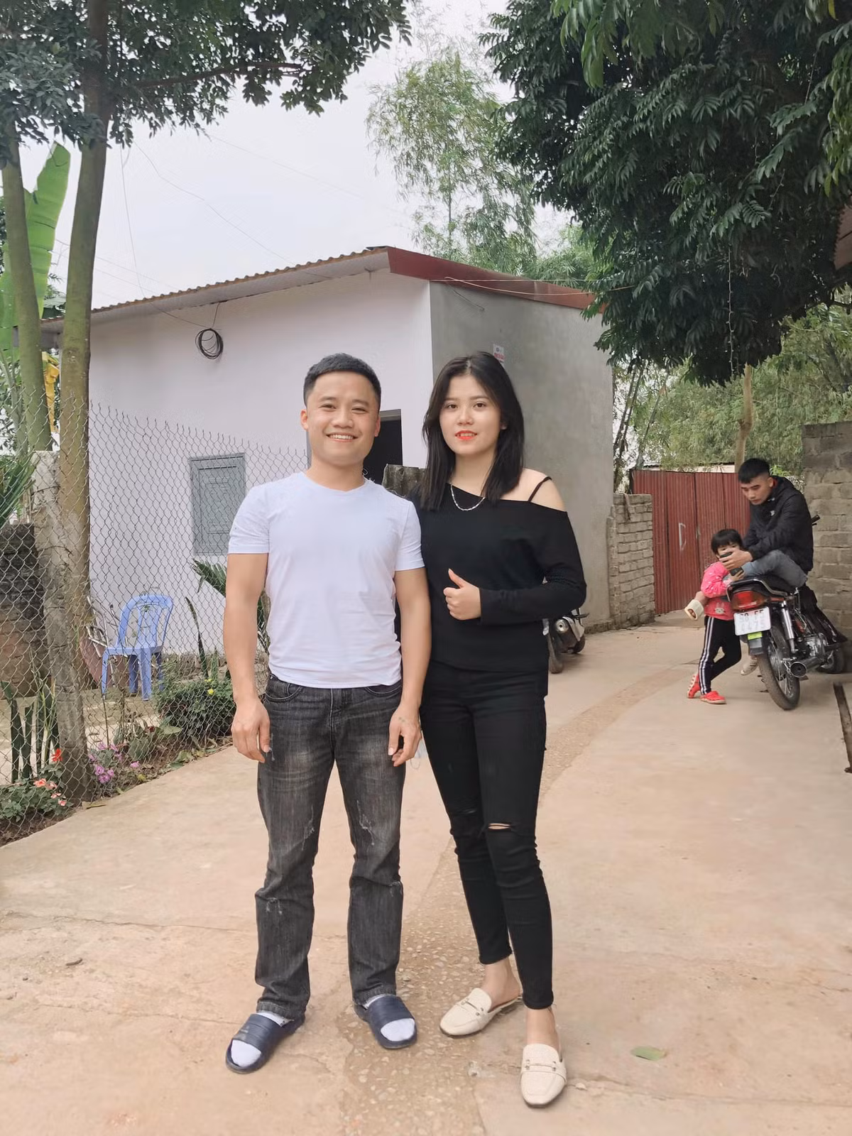 "Trước khi làm YouTuber tôi là cô gái trầm tính, ít nói nhưng giờ đây tôi thay đổi khá nhiều, tự tin và trưởng thành hơn. Tôi cũng được nhiều người yêu mến hơn. Hằng ngày tôi phụ giúp mẹ và anh trai quay video, nhận những công việc khác để trang trải cuộc sống", Thanh Lương chia sẻ.