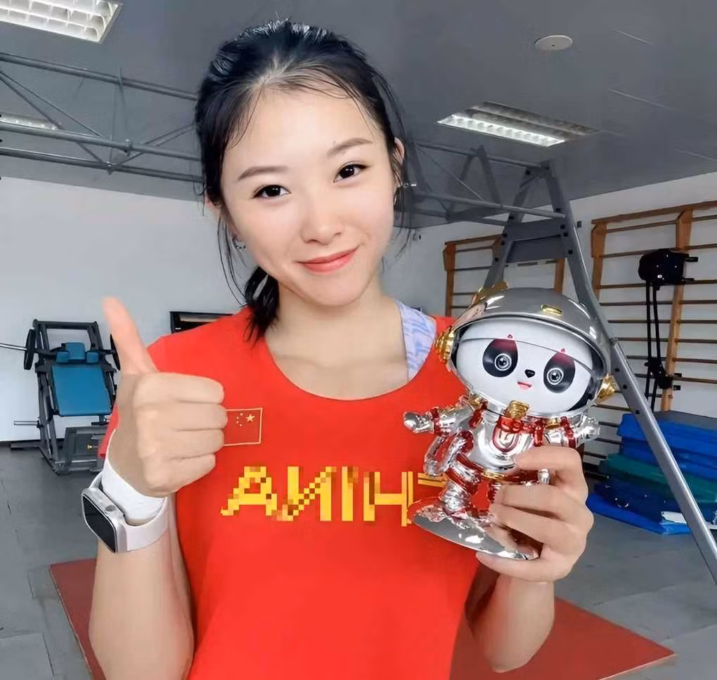 Wu Yanni sở hữu chiều cao 1,75m, vóc dáng săn chắc cùng gương mặt xinh xắn nên được cộng đồng mạng ưu ái gọi là "nữ thần điền kinh" hay "thiên thần trên đường chạy".