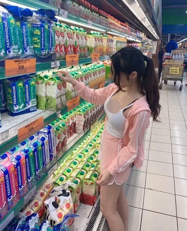 Không thể phủ nhận, outfit siêu ngắn này đã góp phần làm tôn lên vẻ đẹp hình thể của các cô gái nhưng vẫn bị đánh giá là lố lăng, thích gây sự chú ý.